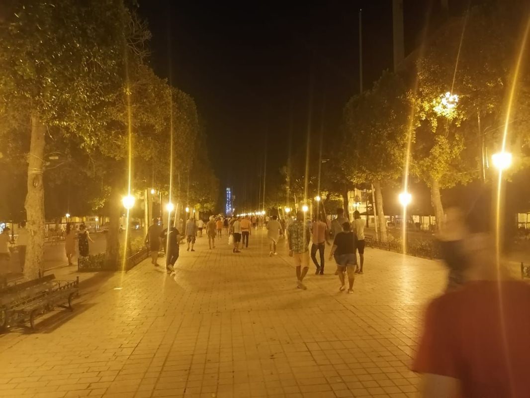 احتفالات في تونس بعد قرارات الرئيس سعيد تجميد أعمال البرلمان وعزل المشيشي 3 احتفالات في تونس بعد قرارات الرئيس سعيد تجميد أعمال البرلمان وعزل المشيشي