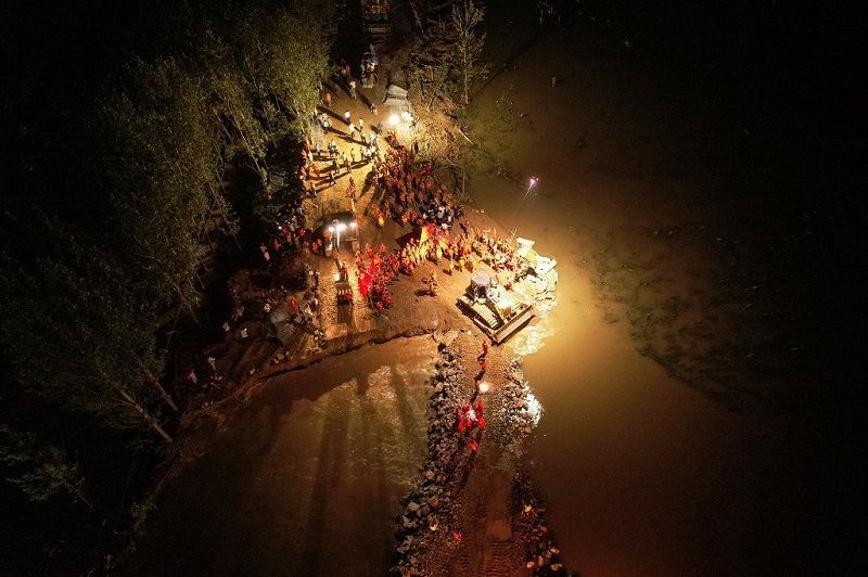 عاصفة ممطرة تخرب سداً في خينان الصينية والجنود يقومون بإصلاحه 3 عاصفة ممطرة تخرب سداً في خينان الصينية والجنود يقومون بإصلاحه