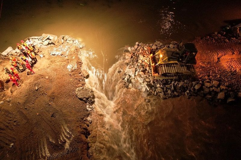 عاصفة ممطرة تخرب سداً في خينان الصينية والجنود يقومون بإصلاحه 4 عاصفة ممطرة تخرب سداً في خينان الصينية والجنود يقومون بإصلاحه