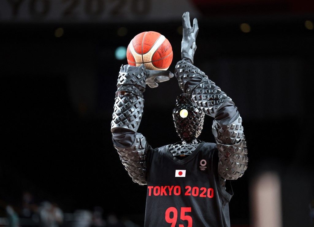 شاهد.. روبوت يحترف كرة السلة يشدّ الأنظار في طوكيو 2020