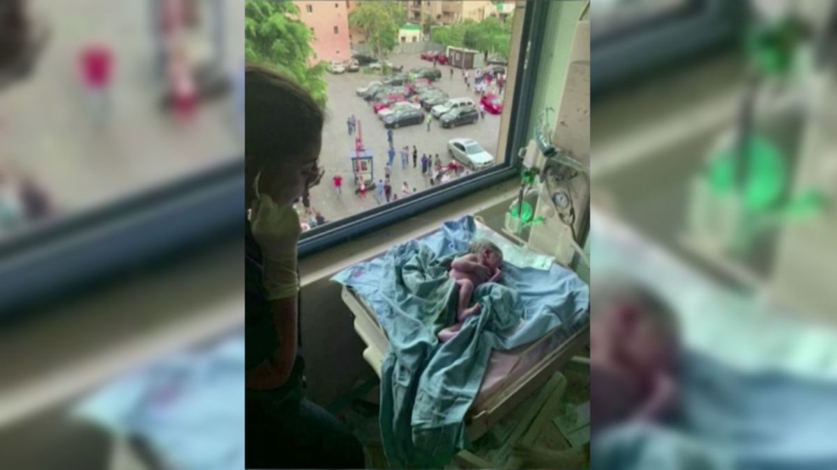 الطفل الذي ولد لحظة انفجار مرفأ بيروت يطفئ شمعة عامه الأول