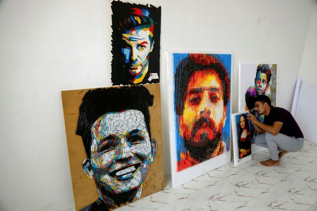 في العراق ... بالشريط اللاصق و الأكياس.. فنان يبتكر لوحات فنية مميزة 2 العراق