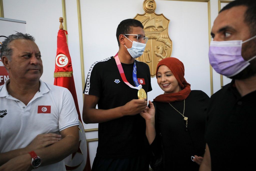 بالصور.. استقبال كبير للبطل الأولمبي أحمد أيوب الحفناوي في مطار تونس 1 بالصور.. استقبال كبير للبطل الأولمبي أحمد أيوب الحفناوي في مطار تونس