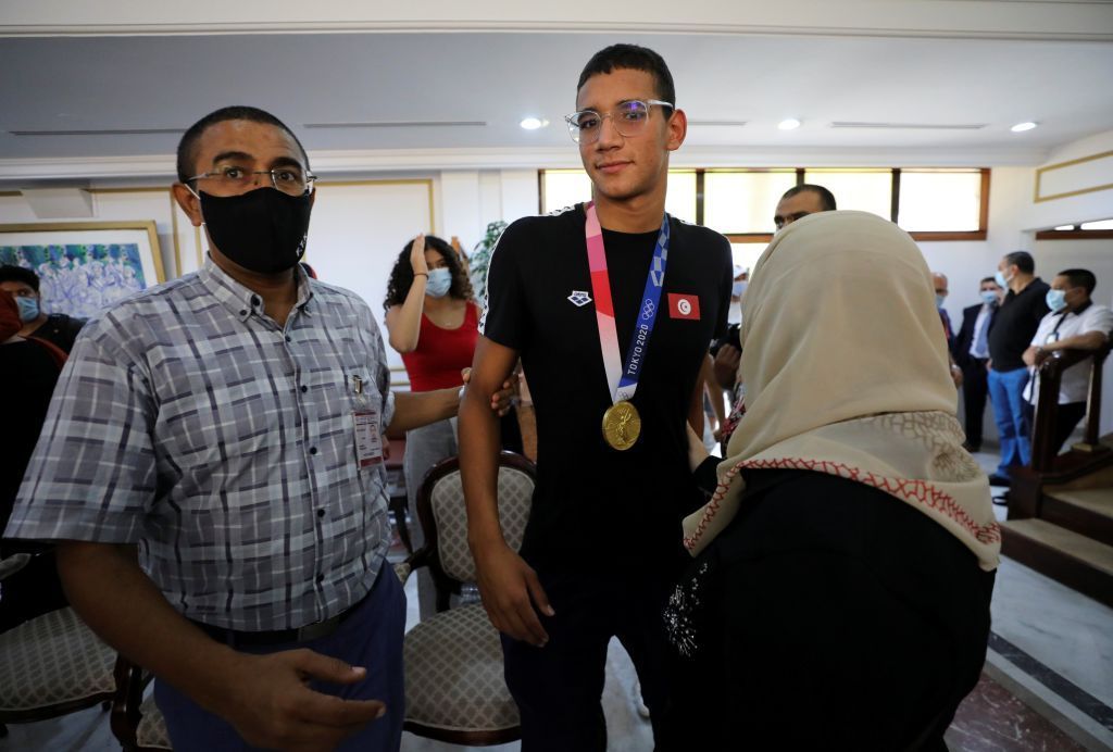 بالصور.. استقبال كبير للبطل الأولمبي أحمد أيوب الحفناوي في مطار تونس 2 بالصور.. استقبال كبير للبطل الأولمبي أحمد أيوب الحفناوي في مطار تونس