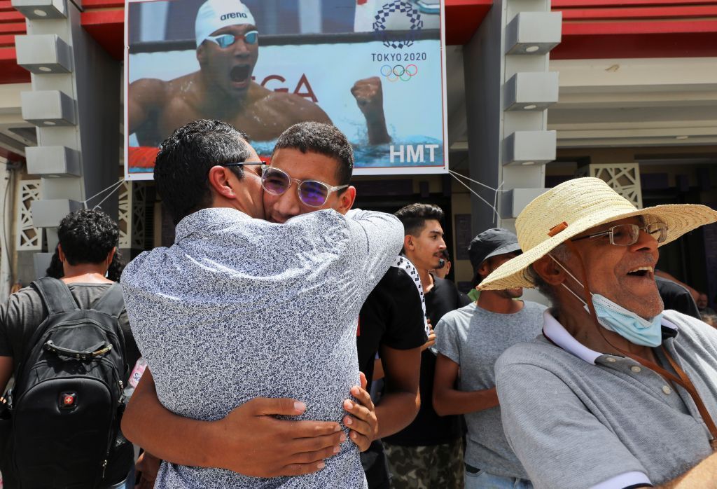 بالصور.. استقبال كبير للبطل الأولمبي أحمد أيوب الحفناوي في مطار تونس 4 بالصور.. استقبال كبير للبطل الأولمبي أحمد أيوب الحفناوي في مطار تونس
