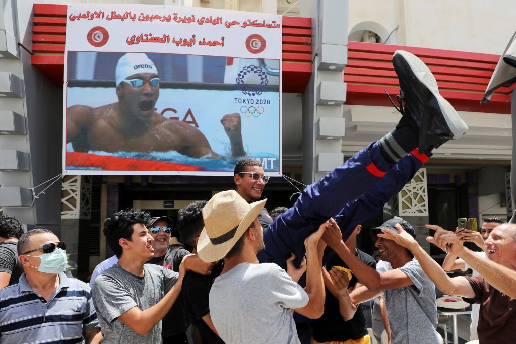 بالصور.. استقبال كبير للبطل الأولمبي أحمد أيوب الحفناوي في مطار تونس 5 بالصور.. استقبال كبير للبطل الأولمبي أحمد أيوب الحفناوي في مطار تونس