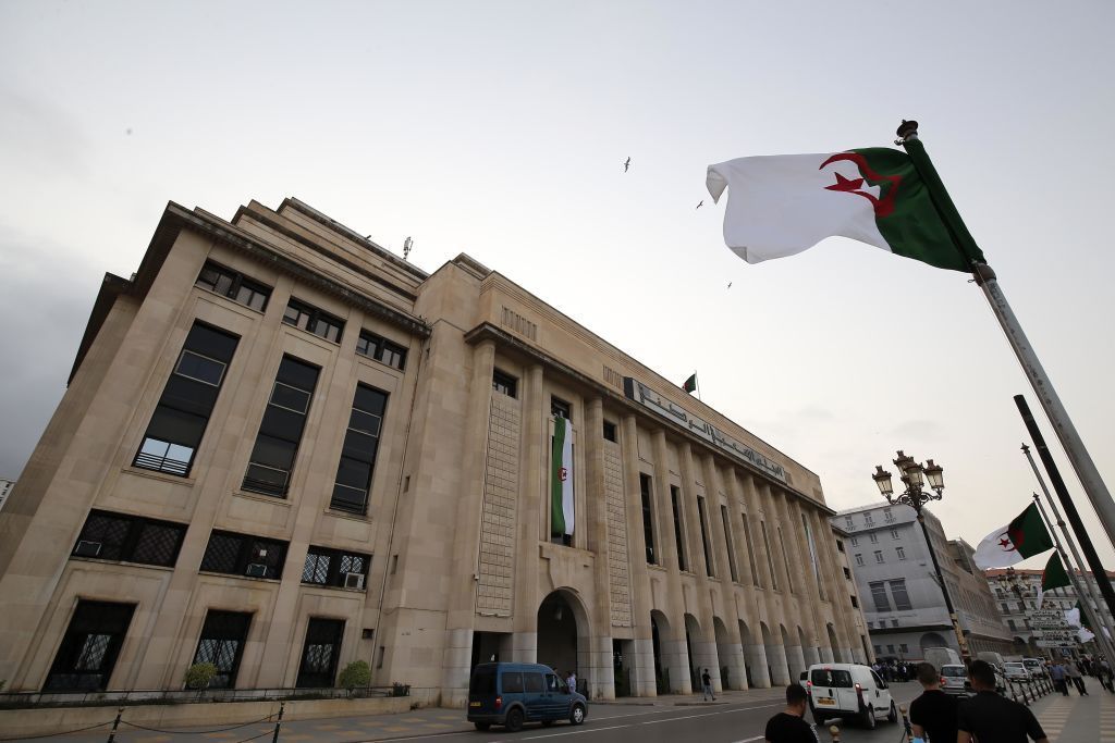 الجزائر.. الفساد عارم والشباب عاطل عن العمل فهل تقف على أعتاب تظاهرات جديدة؟ 4 الجزائر