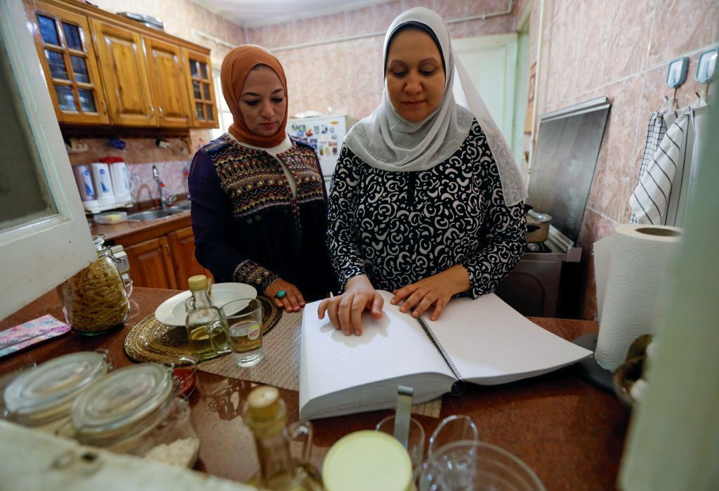 "جوا الحلة" بُشرى سارة للمكفوفات .. أول كتاب للطبخ بطريقة برايل في مصر