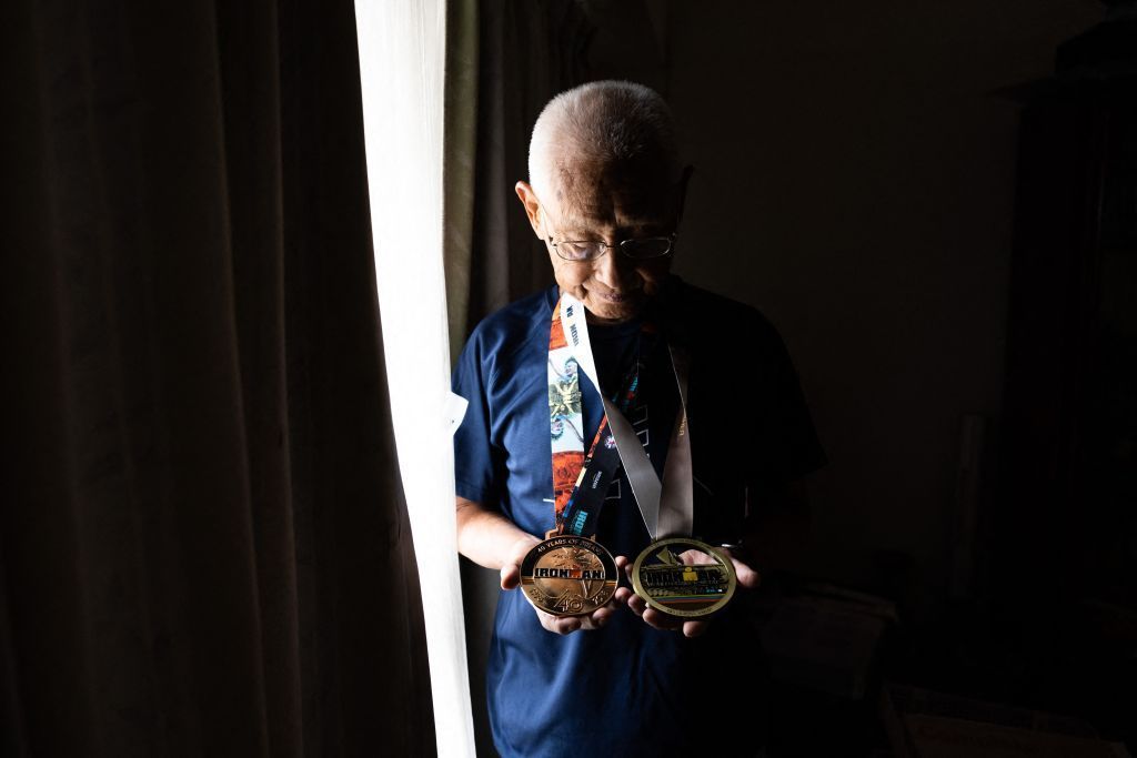 بطل ثمانيني يحاول أخذ النصائح من أولمبياد طوكيو قبل مشاركته في بطولة الرجل الحديدي