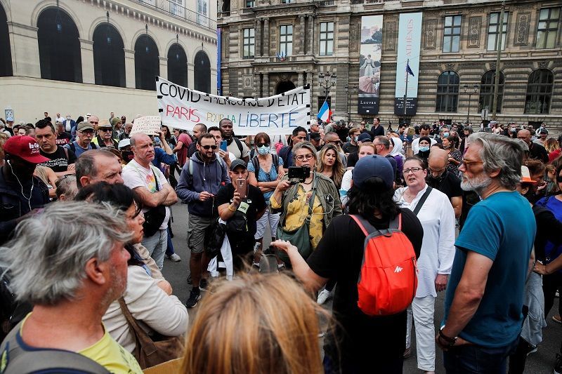 الآلاف في فرنسا يتظاهرون ضد إجراءات كورونا "الصارمة"