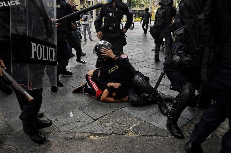 تايلاند.. الشرطة تطلق الغاز المسيل للدموع على المتظاهرين المؤيدين للديمقراطية