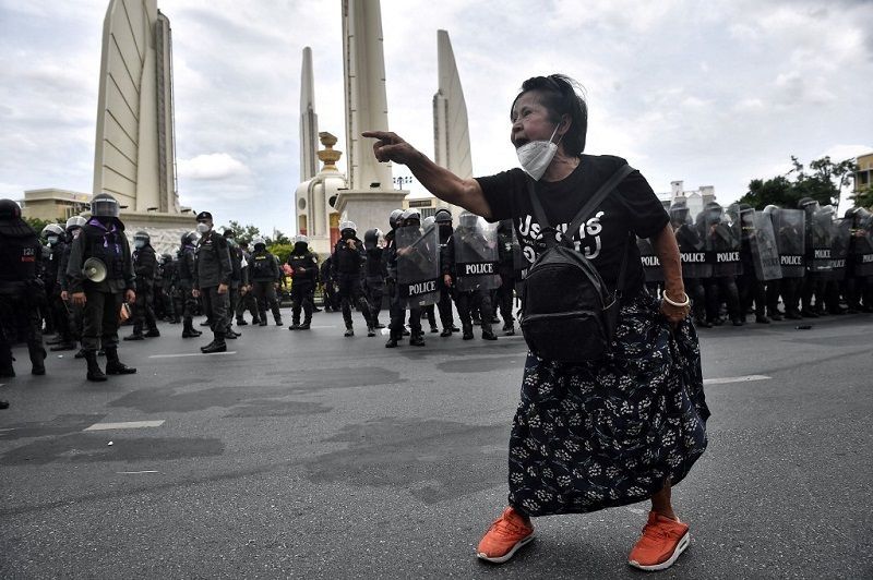 تايلاند.. الشرطة تطلق الغاز المسيل للدموع على المتظاهرين المؤيدين للديمقراطية