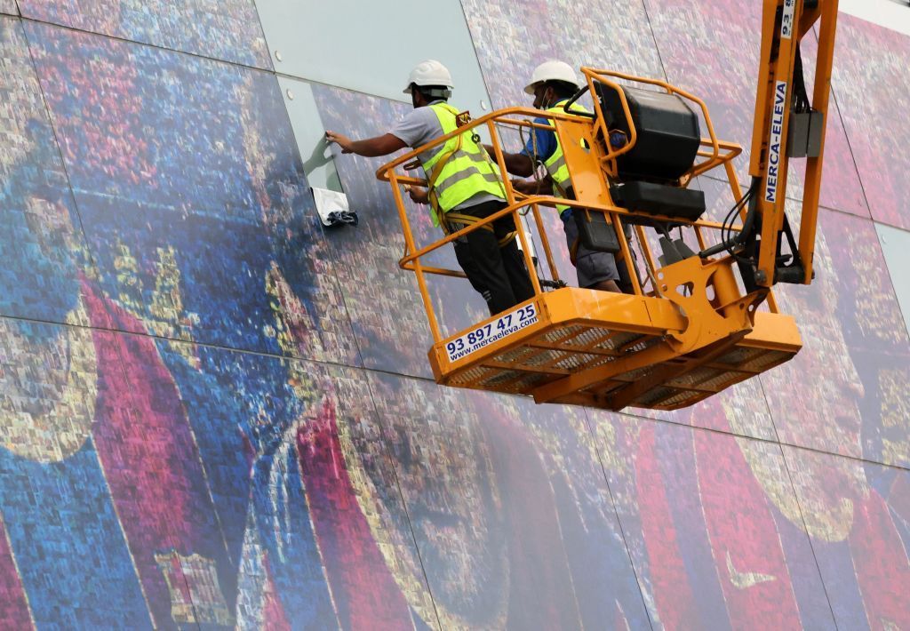 نادي برشلونة الإسباني يزيل صور ميسي من محيط "الكامب نو"
