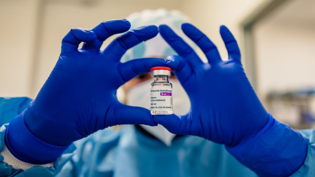 جرعة من لقاح أسترازينيكا. غيتي. 