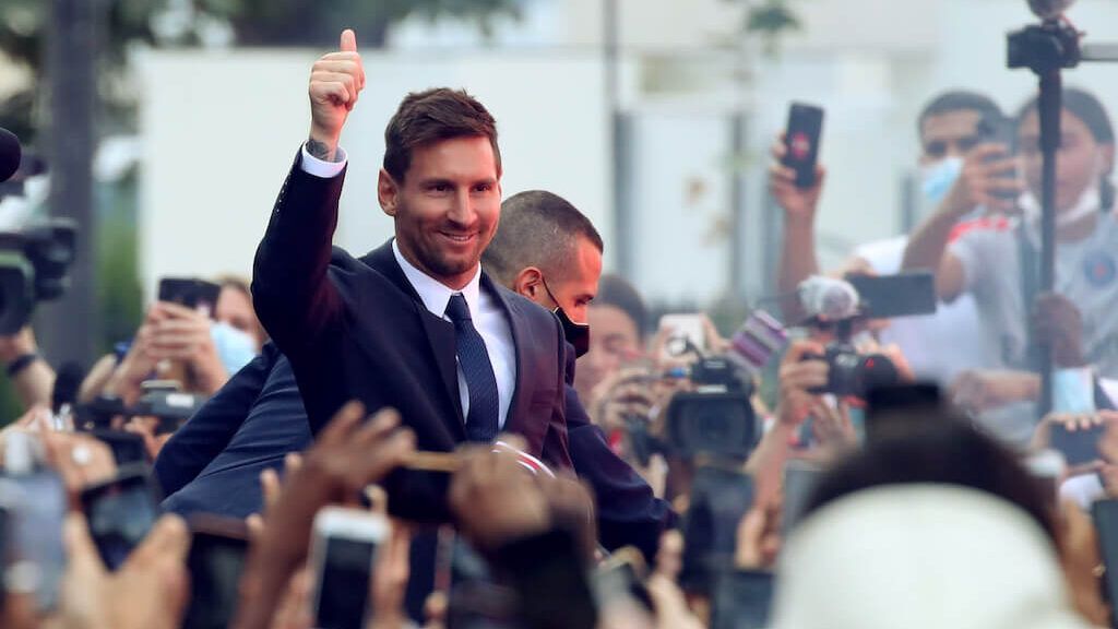 فلورنتينو بيريز يوضح حقيقة علاقته برحيل ميسي عن برشلونة