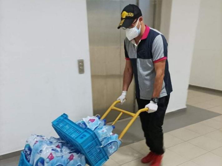 "برّد يا عطشان" في وهران.. مبادرة تطوعية لتوزيع المياه الباردة بمصحات كورونا