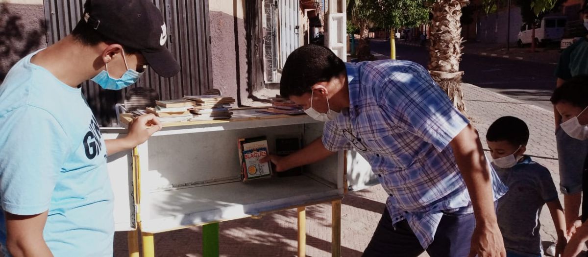 إطلاق أول مكتبة قرب بأيت باها لنشر ثقافة القراءة بين سكان الأحياء 1 مكتبة صغيرة في حي في آيت باها بالمغرب