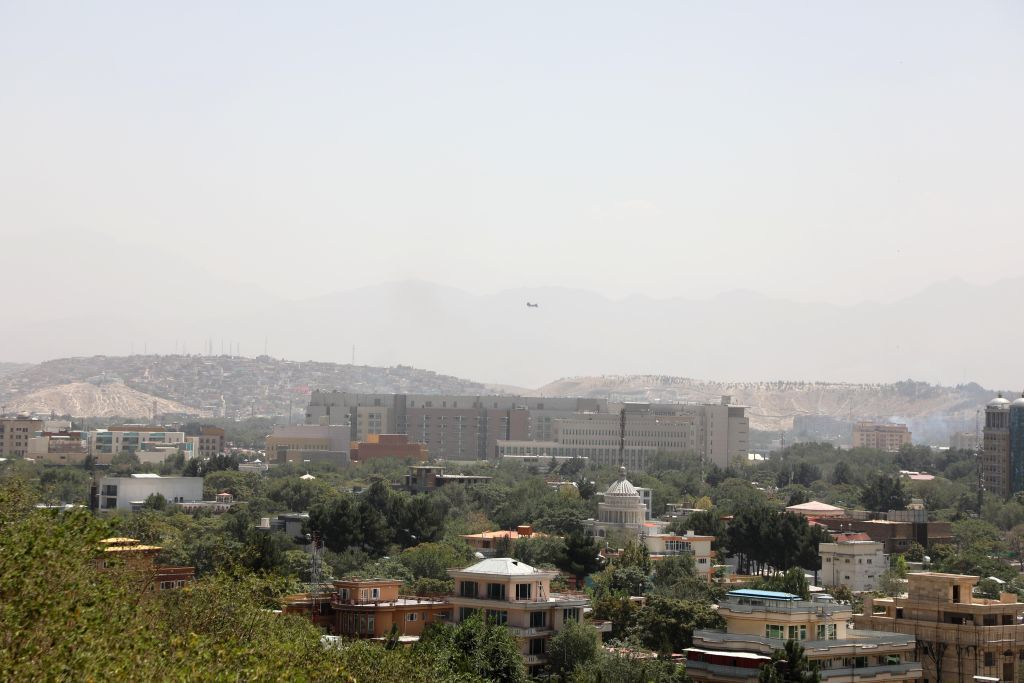 "أشعر وكأنّني فقدت كلّ شيء".. رسالة مؤثرة من صحافي أفغاني مع سقوط أفغانستان
