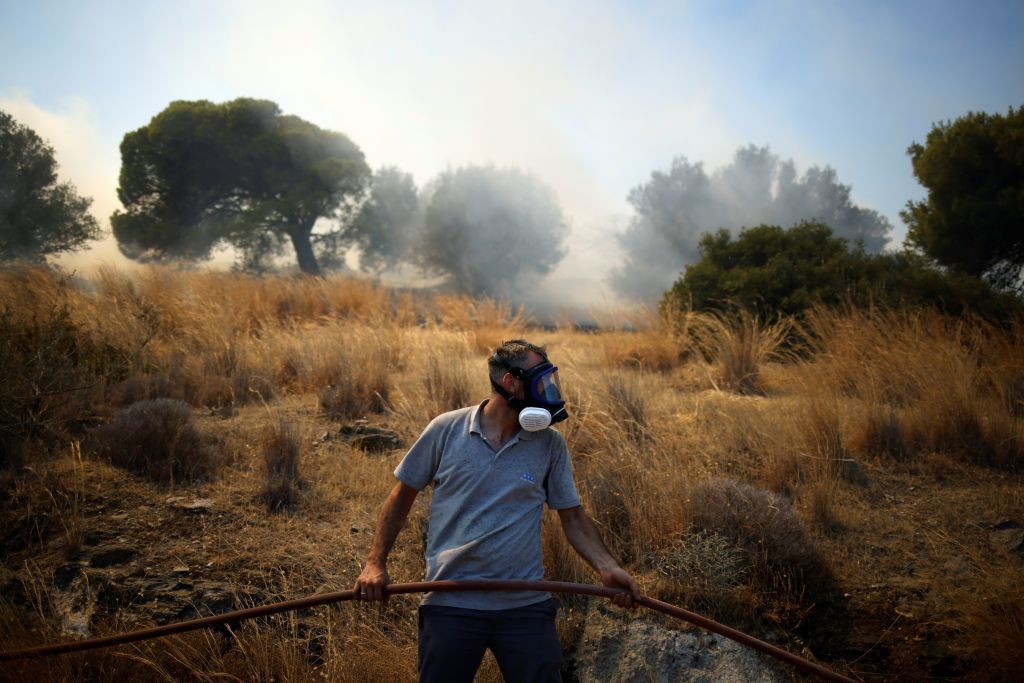 بالصور: مجدداً في اليونان.. حريق هائل يندلع على بعد 60 كيلومترا جنوب أثينا