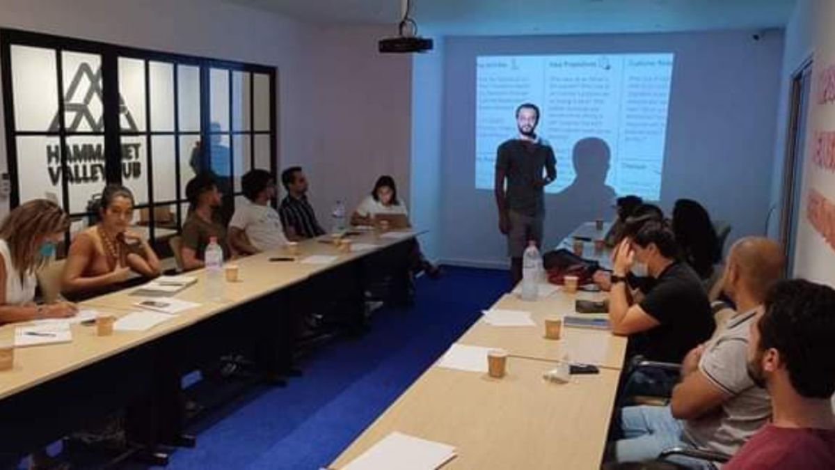 اجتماع خلال انطلا فضاء رقمي في الحمامات في تونس