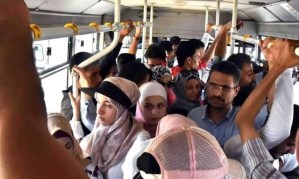 سوريون ينحشرون في باص، وهي تظهر أزمة المواصلات في سوريا 