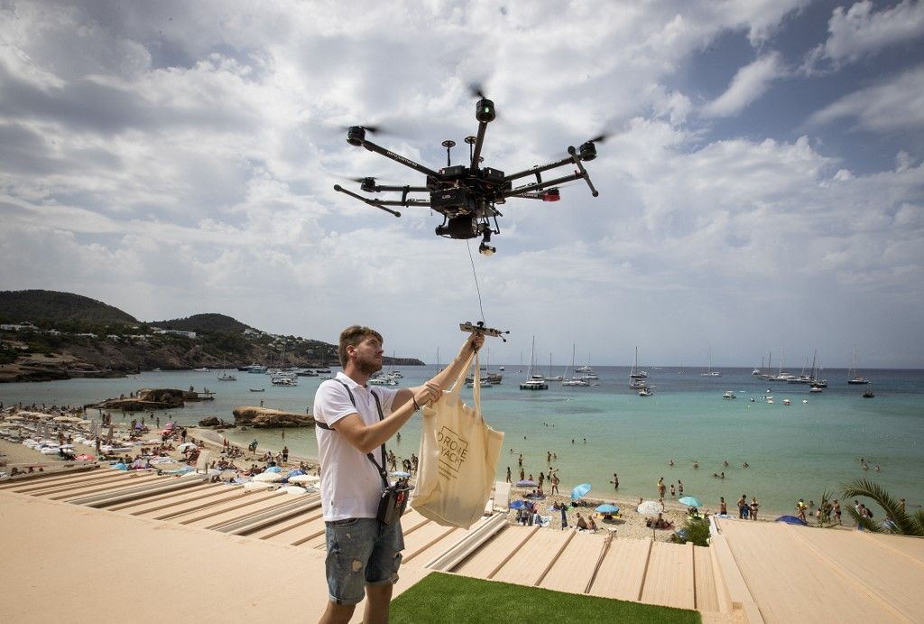 توصيل جوي إلى اليخوت عبر طائرة “درون” 3 توصيل جوي إلى اليخوت عبر طائرة “درون”