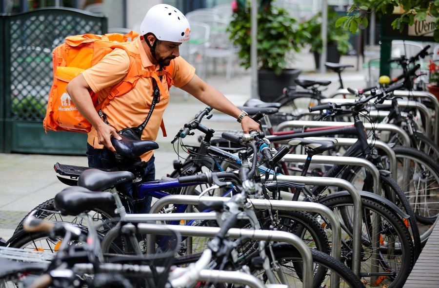 بعد تركه أفغانستان.. فيديو لوزير سابق يعمل على توصيل الطعام في ألمانيا