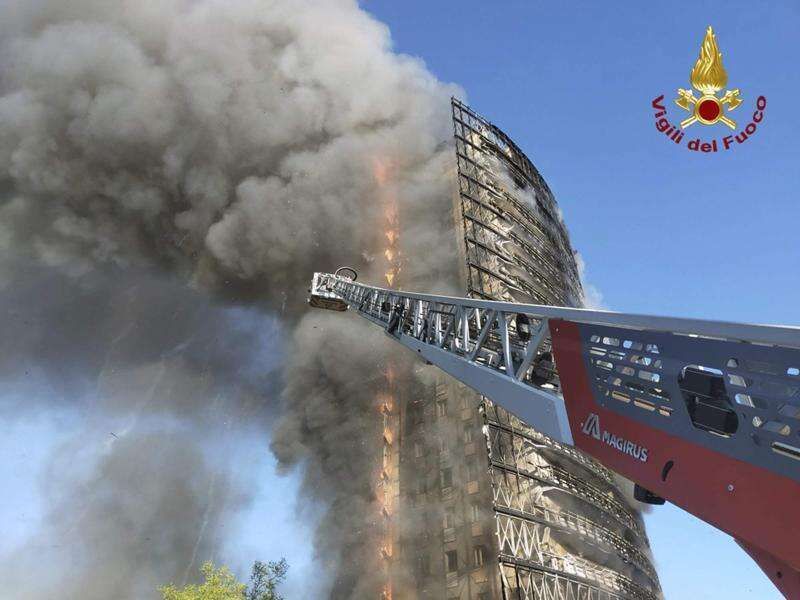 حريق يجتاح مبنى من 20 طابقا في ميلانو ولا ضحايا على الفور 1 حريق يجتاح مبنى من 20 طابقا في ميلانو ولا ضحايا على الفور