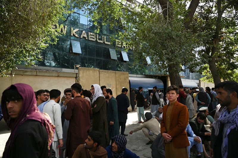 كابول.. فوضى عارمة بسبب الطوابير أمام المصارف