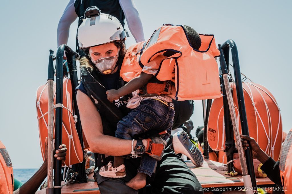 بالصور..سفينة تنقذ قرابة 200 مهاجر قبالة شواطئ ليبيا