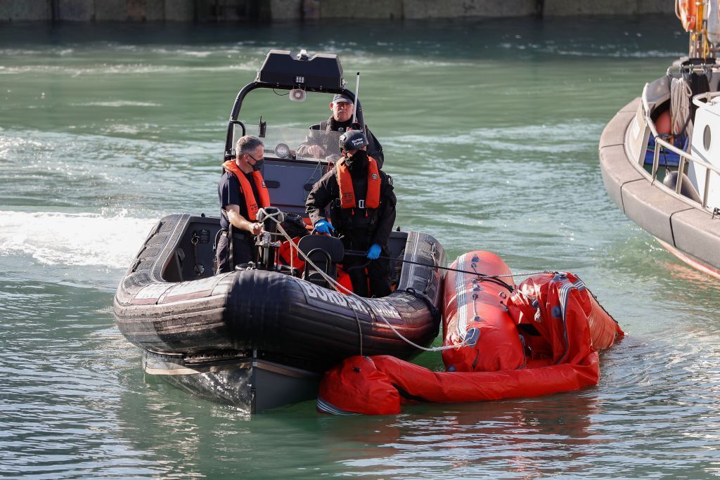 بالصور.. تصاعد اللهجة بين لندن وباريس على خلفية عبور مهاجرين بحر المانش