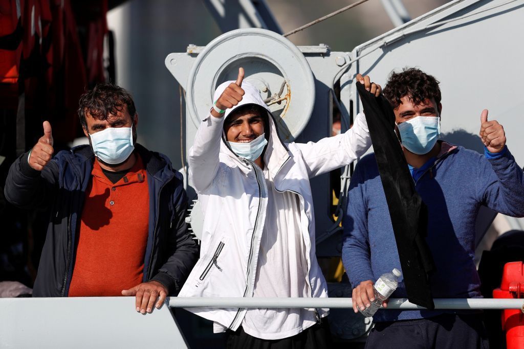 بالصور.. تصاعد اللهجة بين لندن وباريس على خلفية عبور مهاجرين بحر المانش