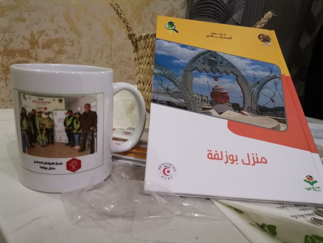 في تونس.. إصدار كتاب حول منزل بوزلفة لشباب نادي المواطن الصغير 6 كتاب منزل بوزلفة الذي حضره شباب يافعين منها