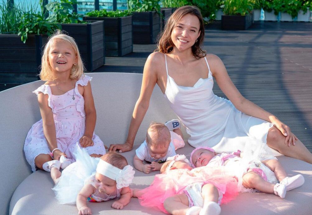 ثنائي روسي ينجبان 10 أطفال عن طريق الرحم البديل ويخططان لإنجاب أكثر من 100 طفل 1 شابة روسية أنجبت مع زوجها المليونير 10 أطفال عن طريق الرحم البديل تخطط لإنجاب أكثر من 100 طفل - دايلي ميل