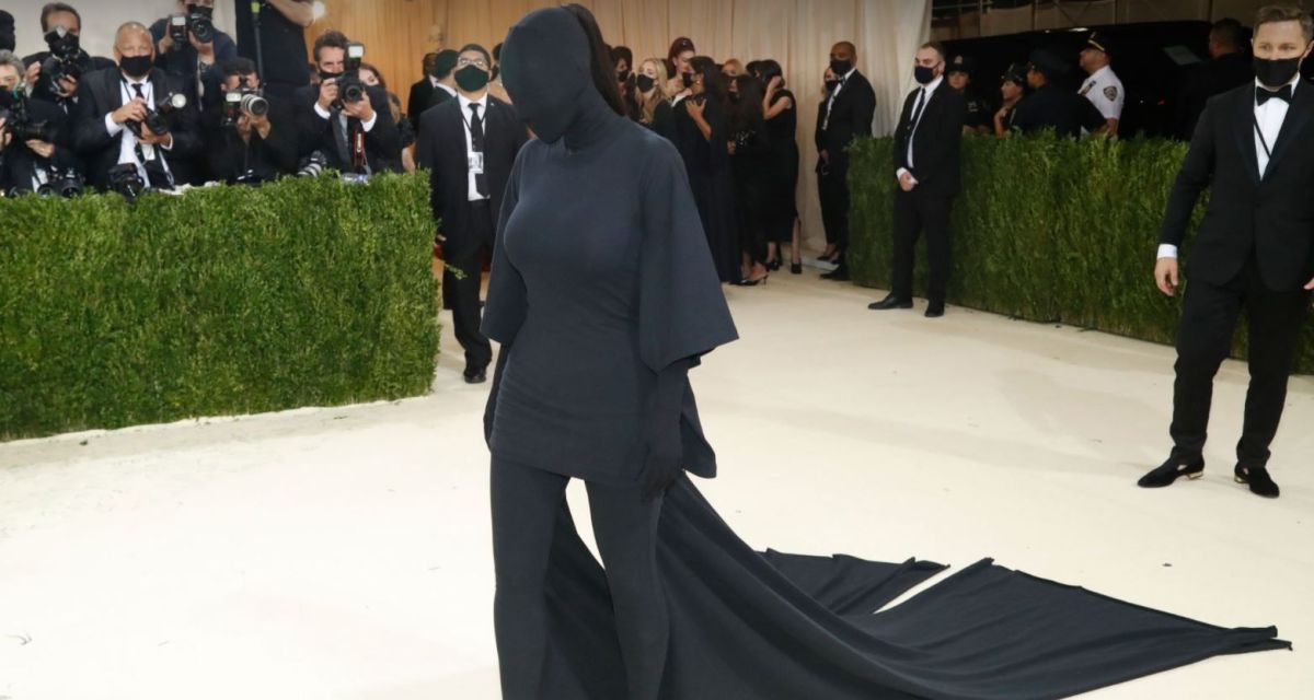 ما علاقة طالبان بإطلالة "كيم كارداشيان" في حفل الميت غالا؟