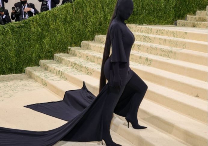 ما علاقة طالبان بإطلالة "كيم كارداشيان" في حفل الميت غالا؟