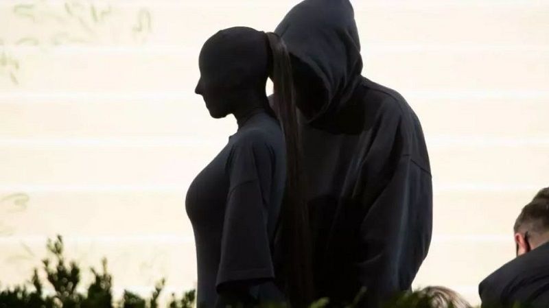 ما علاقة طالبان بإطلالة "كيم كارداشيان" في حفل الميت غالا؟