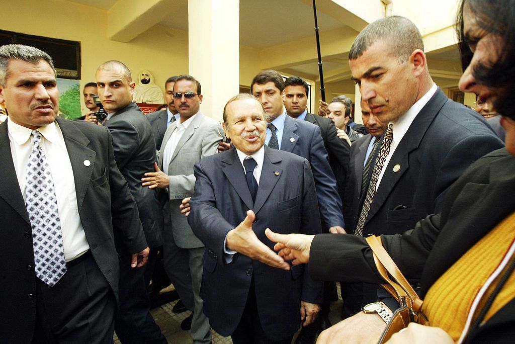 بوتفليقة.. حياة سياسية مثيرة بدأت بالتحرير وانتهت بالعجز 1 بوتفليقة.. حياة سياسية مثيرة بدأت بالتحرير وانتهت بالعجز