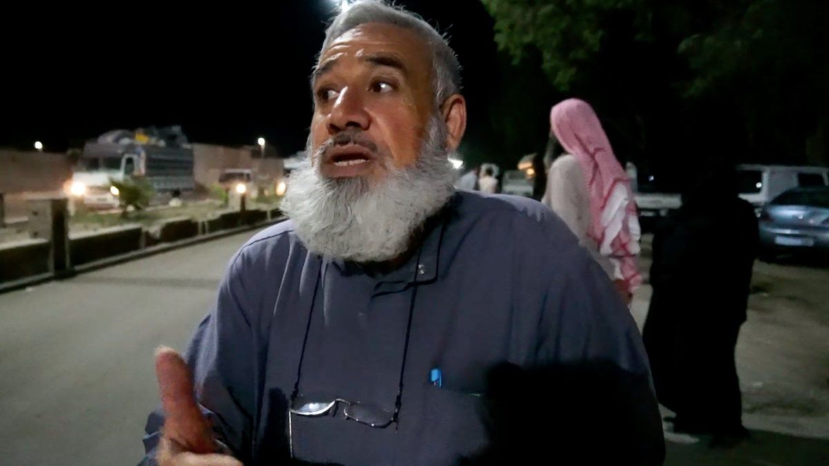 المواطن محمد شكري بصدد انتظار عائلته 