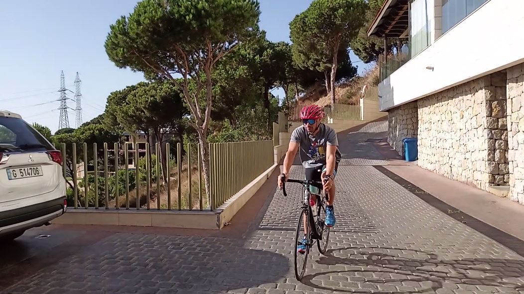 طبيب ينفذ البنزين من سيارته في لبنان.. فيقصد مستشفى بعيدة بدراجة هوائية