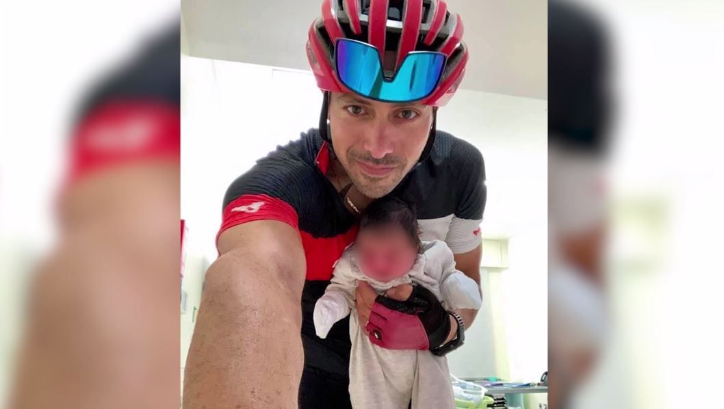 طبيب ينفذ البنزين من سيارته في لبنان.. فيقصد مستشفى بعيدة بدراجة هوائية