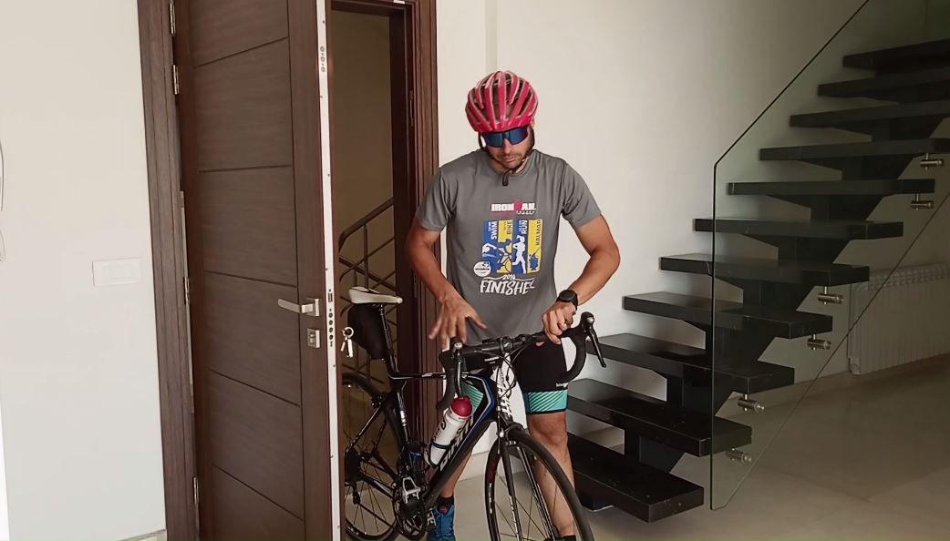 طبيب ينفذ البنزين من سيارته في لبنان.. فيقصد مستشفى بعيدة بدراجة هوائية