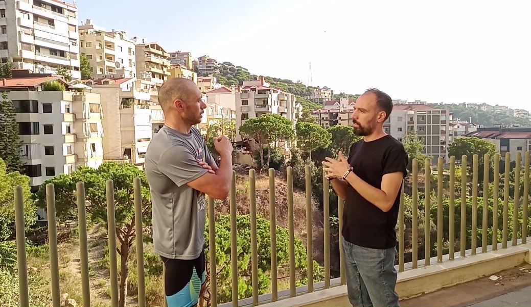 طبيب ينفذ البنزين من سيارته في لبنان.. فيقصد مستشفى بعيدة بدراجة هوائية