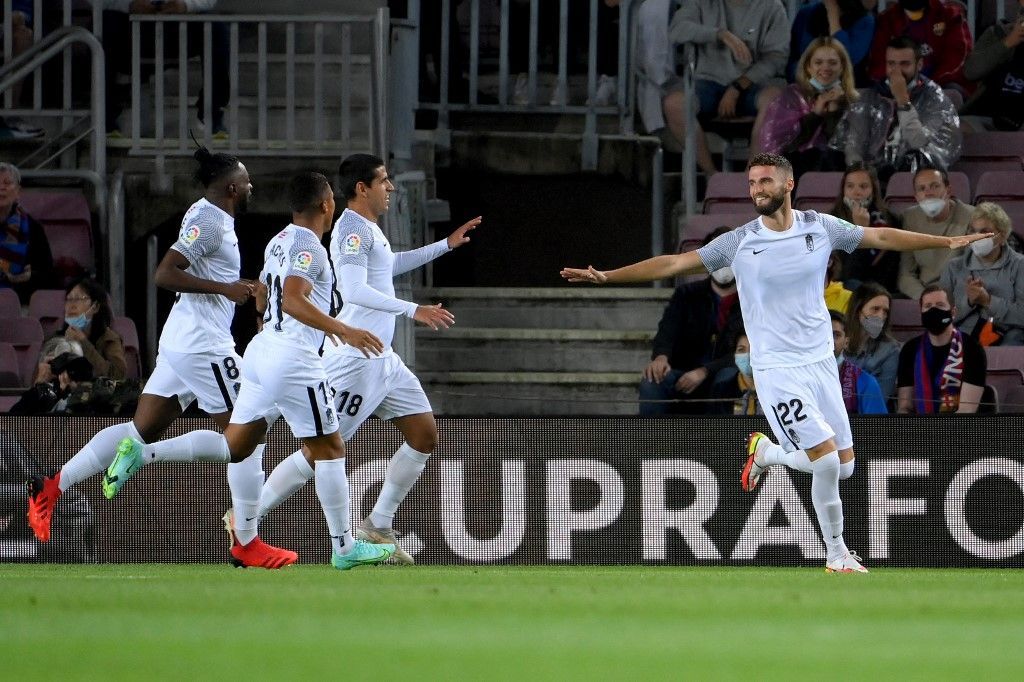 غرناطة يحرج برشلونة على ملعبه ويؤزم موقف كومان