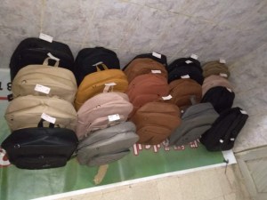 100 محفظة وأدوات مدرسية للتلاميذ الأيتام بعين الدفلى 1 حقائب من حملة محفظة مدرسية في عريب بعين الدفلى ضمت مشاركات مختلفة