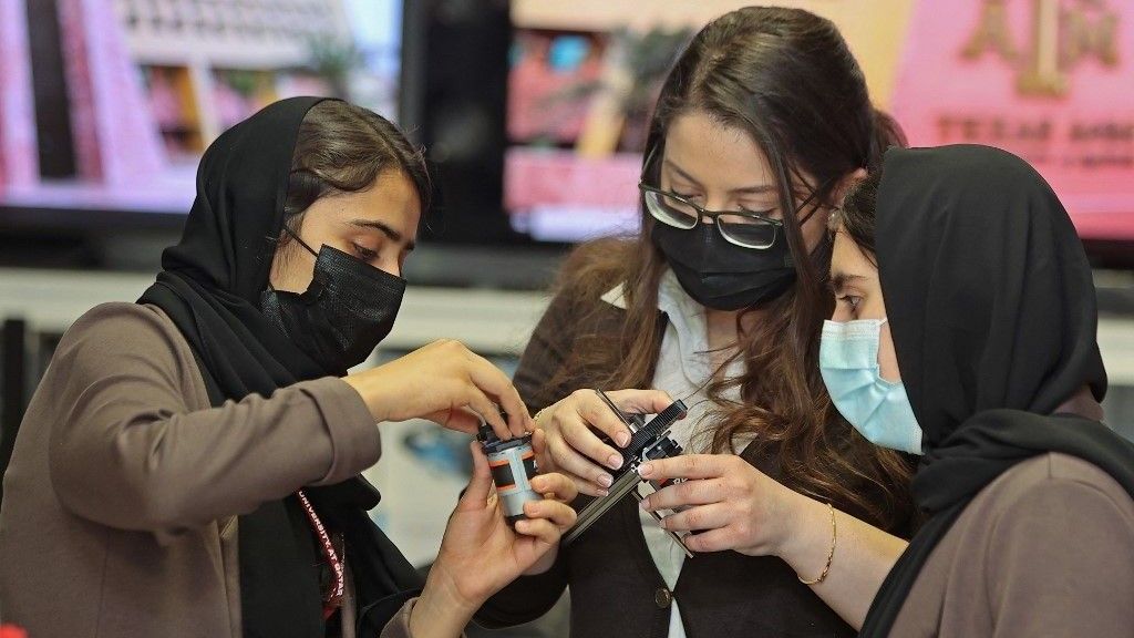 بالفيديو والصور.. فتيات فريق الروبوتات يبدأن حياة جديدة ومازال القلق على أفغانستان يشغل بالهن
