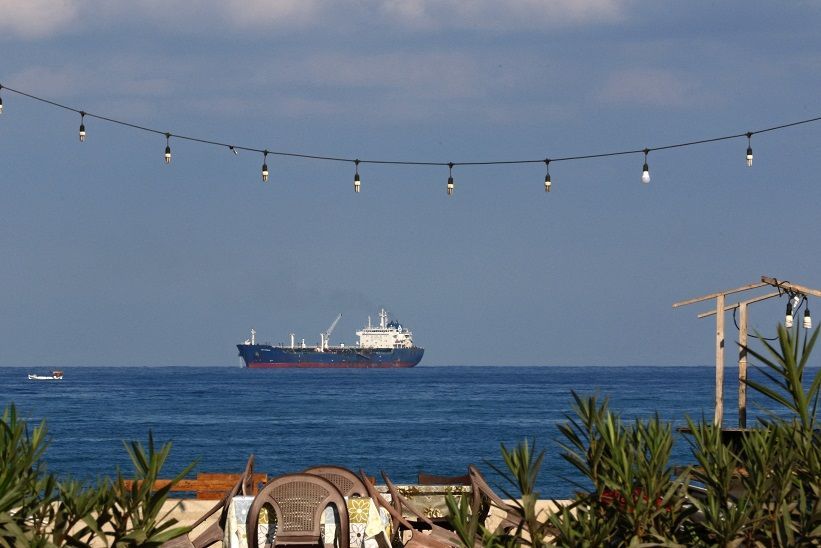 شاحنة ذهب اسود .. أ ف ب