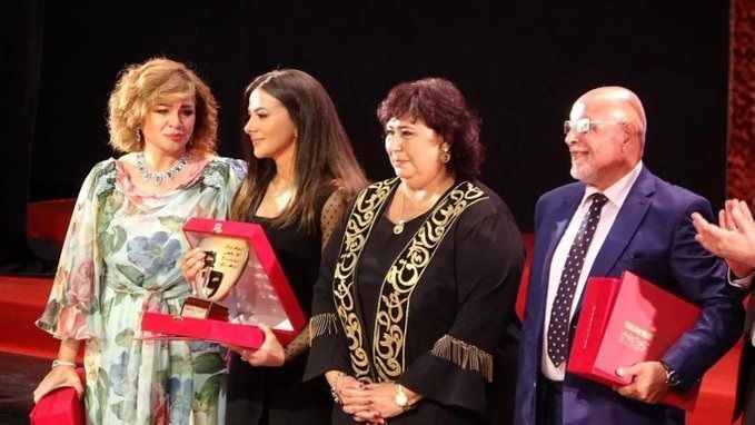 الدموع ملأت عينيها.. دينا سمير غانم تشكر إدارة المهرجان القومي للمسرح على تكريم والديها