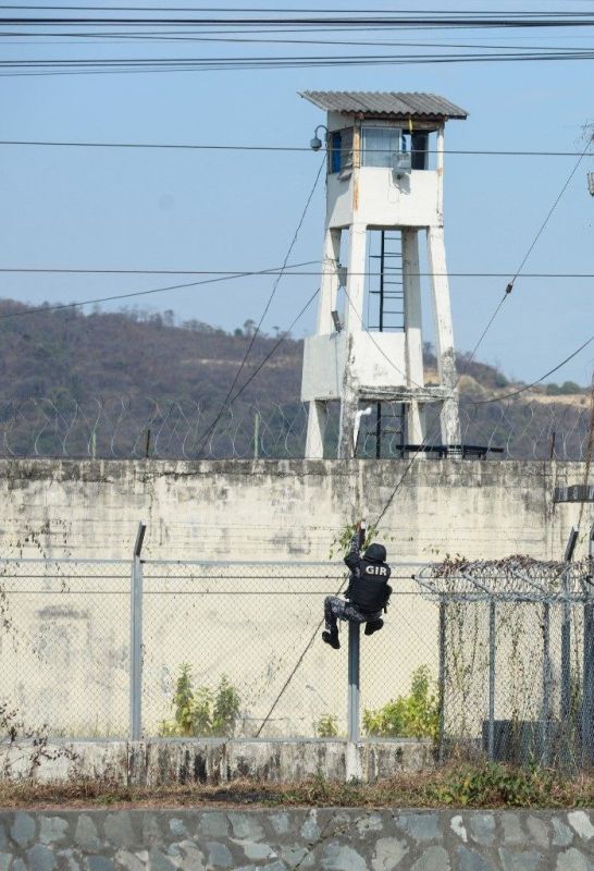 مقتل 24 سجيناً في معركة بالأسلحة النارية داخل سجن بالإكوادور 6 مقتل 24 سجيناً في معركة بالأسلحة النارية داخل سجن بالإكوادور