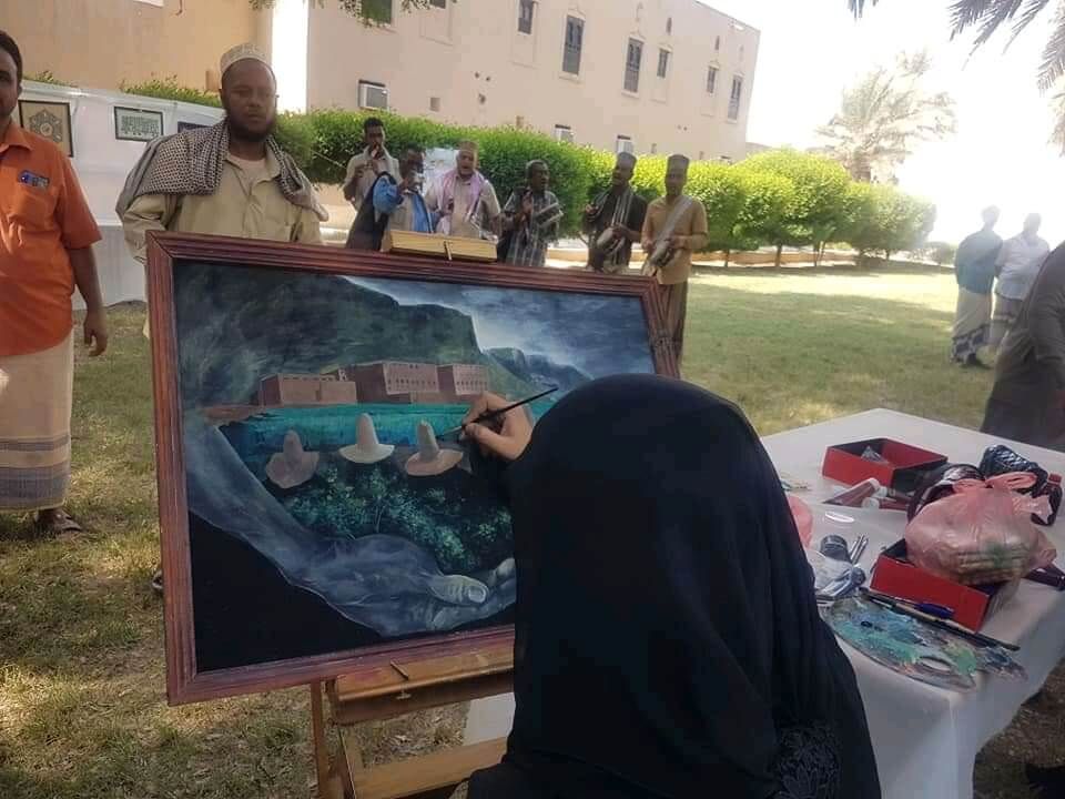 من الرسوم التي عرضت في معرض اليوم العالمي للسياحة في شبام